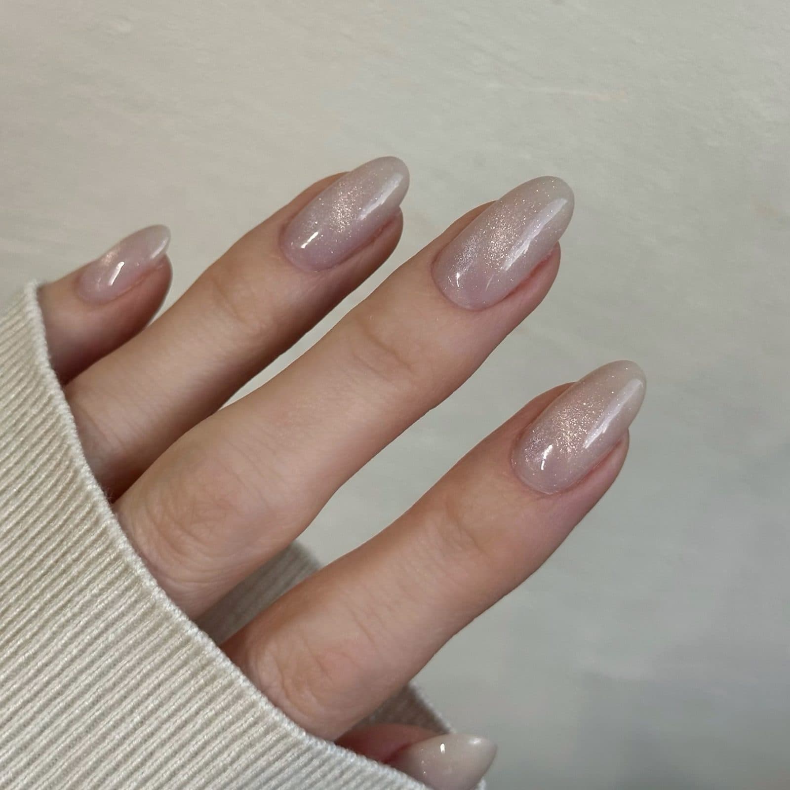 肌馴染みのシアーカラーを施した指先(仙台のネイルサロン KEDIT)