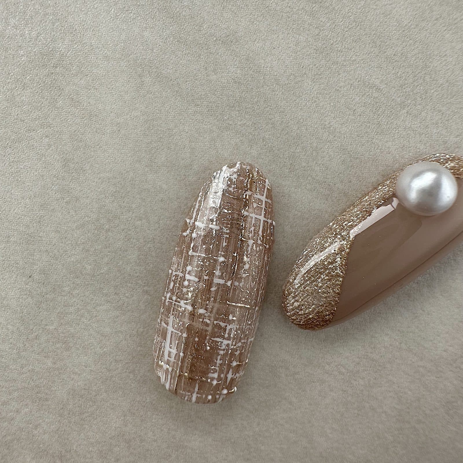 ツイード柄とパールのネイルチップ